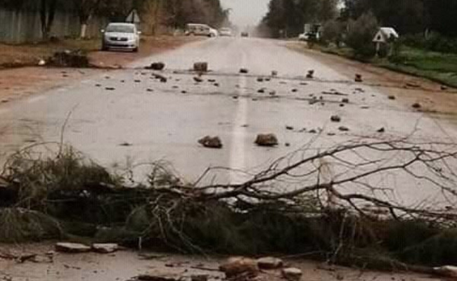 مواطنون يغلقون الطريق للمطالبة بوضع الممهلات بوادي الفضة بالشلف