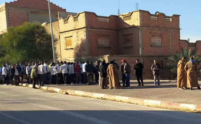 احتجاج عمال تم تسريحهم من مصنع لتركيب السيارات بغليزان