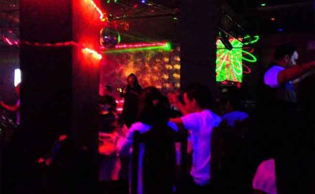 مداهمة ملهى ليلي خرق الحجر الصحي بعنابة و توقيف 11 شخصا