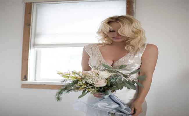 نجمة أمريكية شهيرة تدخل القفص الذهبي سرا مع حارسها الشخصي…