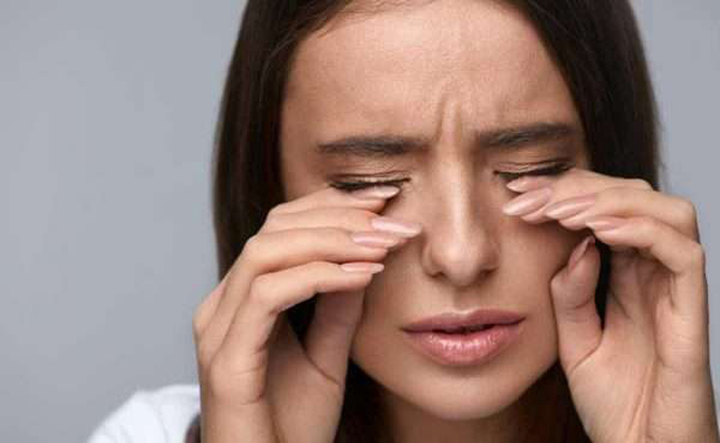 ما الذي يسبّب رفّة العين؟ 8 أسباب نكشفها لكم…