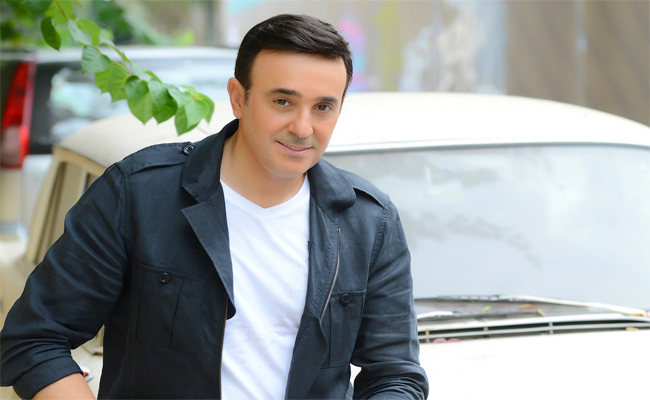 صابر الرباعي يغني “المعطف” لموسم الشتاء…