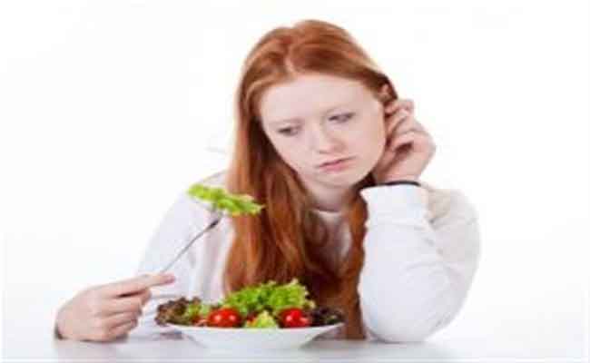 عندما تعانون من الغثيان… هل يفيد تناول الليمون؟