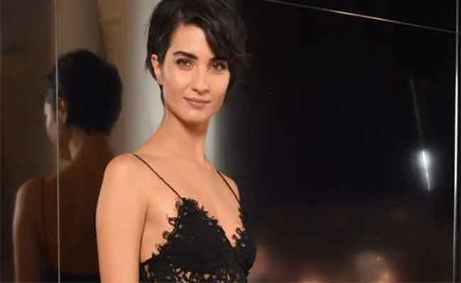 توبا بويوكستون وأنجين أكيوريك يلتقيان مجددا في “ابنة السفير” بعد انسحاب ناسليهان أتاغول…