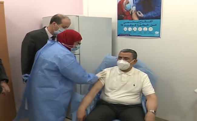 الوزير الأول جراد يتلقى جرعة اللقاح المضاد لفيروس كورونا المستجد