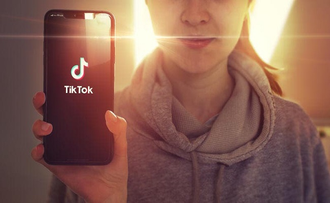 إيطاليا تطلب من TikTok حظر أي مستخدم لم تتمكن من التأكد من سنه...