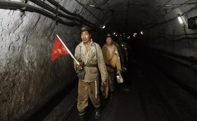 إنقاذ 11 من العمال العالقين داخل منجم ذهب في الصين