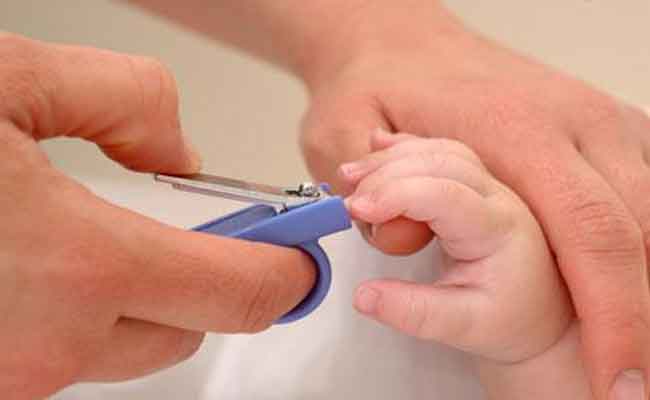 هل أنت قلقة من تقليم أظافر طفلك؟ إليك هذه الارشادات المفيدة!
