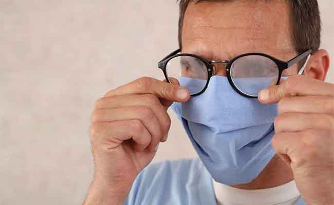 كيف يمكن أن تخفّفوا من البخار الناتج عن ارتداء الكمّامة على نظارّاتكم؟