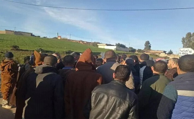 احتجاج للمواطنين بالشف من أجل فك العزلة بين منطقتي ملكة وأولاد سليمان ببني راشد