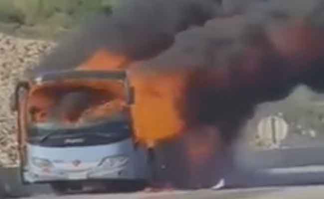 احتراق كلي لحافلة نقل المسافرين ببومرداس دون تسديل خسائر بشرية