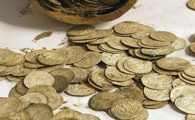 استرجاع قطع نقدية ومصوغات أثرية و توقيف المتورطين بسكيكدة