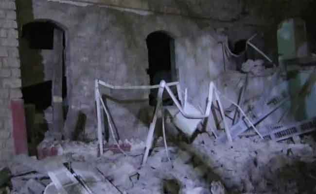 انهيار سكنات بعد سقوط جدار ابتدائية و السكان يهربون و الوالي يتدخل بسطيف