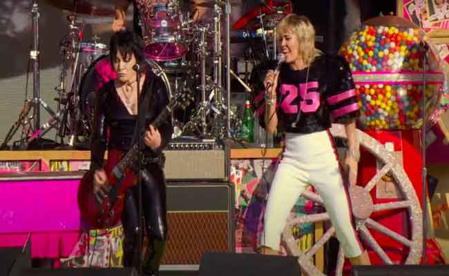 مايلي سايرس و ذا ويكند يخطفان الأنظار في حفل Super Bowl العالمي…