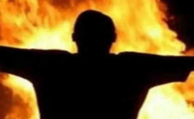 محتج على السكن يفارق الحياة بعد أن أضرم النار في نفسه بتيارات