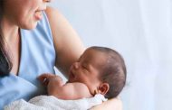طفلك الرضيع بحاجة للإحساس بحنانك...إليك 5 طرق لتغذية هذا الشعور لديه