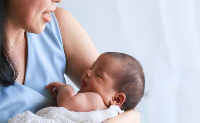 طفلك الرضيع بحاجة للإحساس بحنانك…إليك 5 طرق لتغذية هذا الشعور لديه