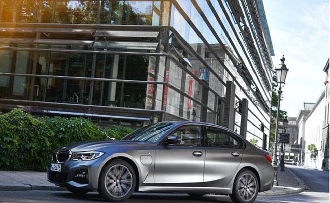 BMW  تطلق مجموعة طرازات جديدة بنظام قيادة هجينة...