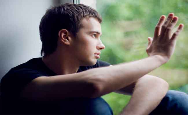 هل ابنكم المراهق يميل الى العزلة؟ اليكم الأسباب النفسيّة لهذه الحالة…