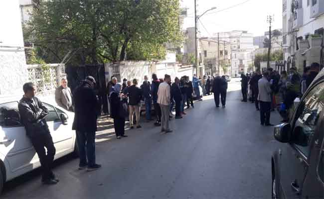 مناضلو الأفلان ينظمون وقفة احتجاجية أمام مقر الحزب للمطالبة برحيل بعجي