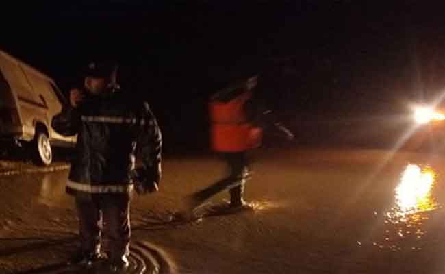 الحماية المدنية تتدخل لإنقاذ 7 أشخاص علقوا بسبب تراكم مياه الأمطار بڨالمة