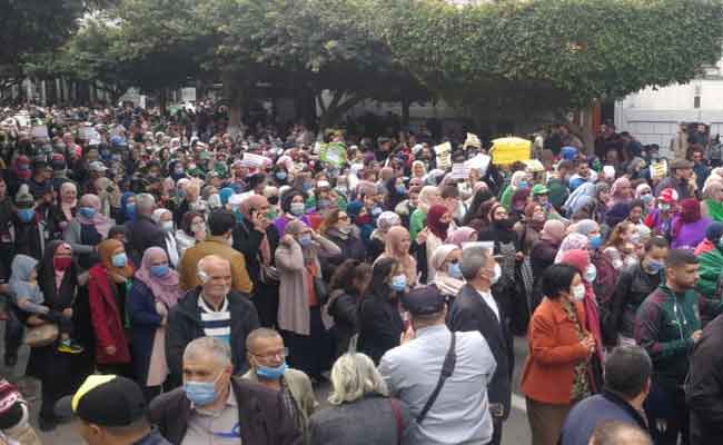 خروج الآلاف من الجزائريات في مسيرة بمناسبة 8 مارس لتجديد مطالب الحراك
