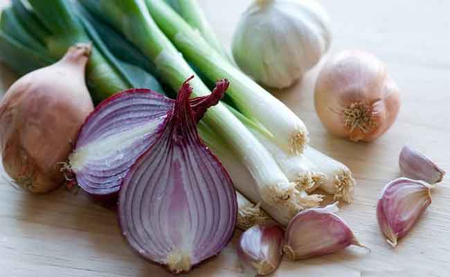 غير الثوم والبصل…هذه الأطعمة ايضاً تسبب رائحة الفم الكريهة!