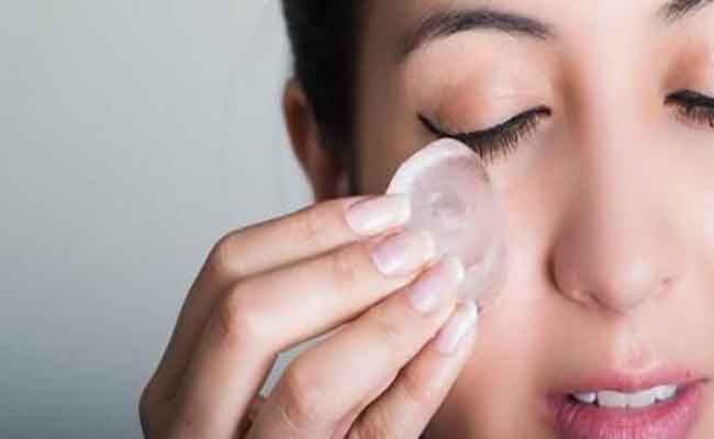 ما هي فوائد تطبيق مكعّبات الثلج على بشرتكِ؟