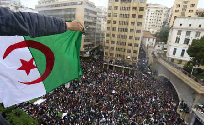 الحراك في جمعته الـ 112 : وحدة المطلب “دولة مدنية” و تنوع الشعارات المتشبتة بروح الحراك