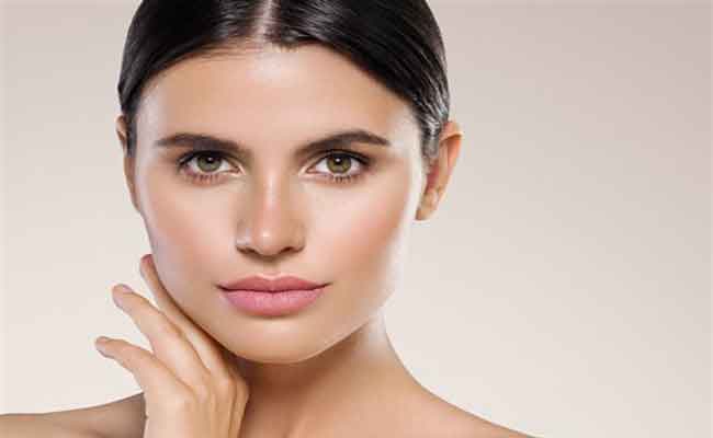 كيف تستعيدون شباب بشرة اليدين والعنق وأعلى الصدر؟