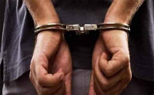 الإطاحة بـ 15 شخصا غالبيتهم جمركيين و حجز مليون و  250 ألف أورو بعين مليلة