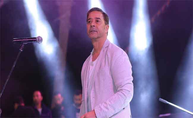 مدحت صالح يغني لهند صبري وأحمد عز “كل كلام الحب” في “هجمة مرتدة”…