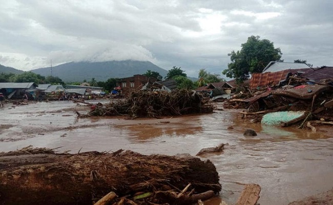 91 قتيلا وعشرات المفقودين جراء الفيضانات والانهيارات في إندونيسيا