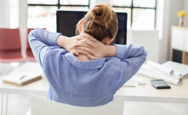 هل تعانون من ألم في الرقبة عند الشعور بالتوتر؟ إليكم السبب!