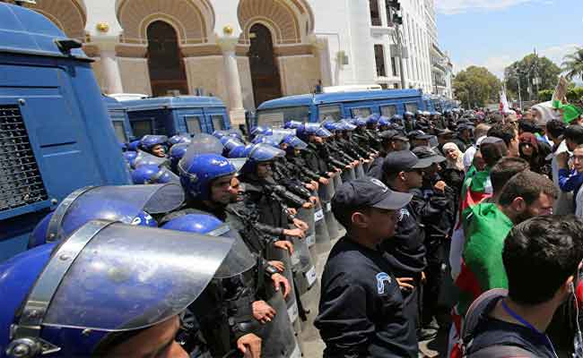السلطات تمنع حراك الطلبة للأسبوع الثالث و تعتقل عدد من المتظاهرين