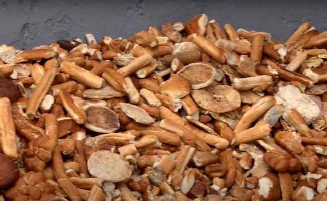 جمع 65 طنا من الخبز المرمي في 26 بلدية بالعاصمة في شهر رمضان