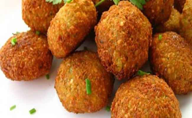 بالخطوات…اليكم طريقة تحضير الطعمية بطريقة صحية!