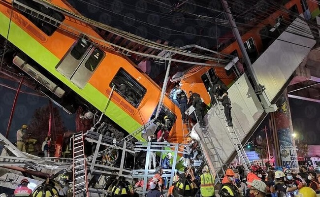 15 قتيلا بانهيار جسر لحظة مرور قطار أنفاق بالمكسيك