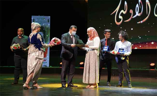 توزيع الجوائز على المتوجين بجائزة رئيس الجمهورية للمبدعين الشباب علي معاشي ال15  في فئات الموسيقى والأدب و السينما والمسرح…