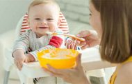 هل تبالغون في تقديم الطعام لطفلكم؟ إليكم المخاطر الصحيّة لهذا الأمر!