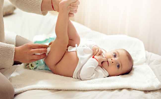 كم مرة يحتاج طفلكِ حديث الولادة لتغيير الحفاضات يومياً؟