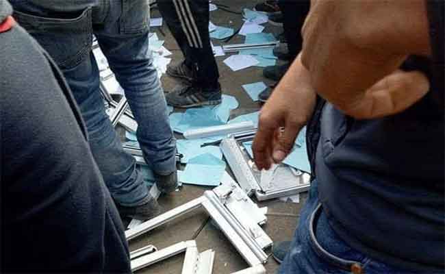 رافضون للإنتخابات حرقوا صناديق الاقتراع و خربوا مراكز الانتخاب ببجاية