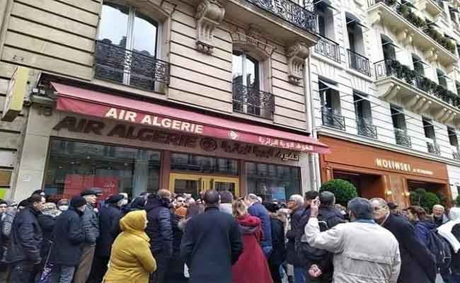 احتجاج الجالية الجزائرية في فرنسا أمام وكالات الجوية الجزائرية