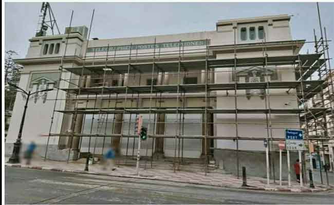 استياء المواطنين بمستغانم من تجديد أبواب مبنى البريد و الوالي يتدخل