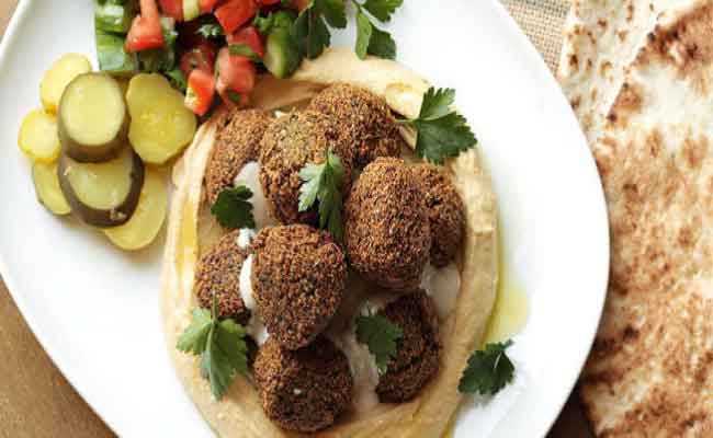 بالخطوات…اليكم طريقة تحضير الطعمية بطريقة صحية!