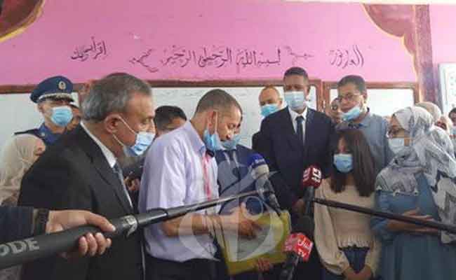 إعطاء الأمين العام لوزارة التربية إشارة انطلاق امتحان شهادة المتوسط من برج بوعريريج