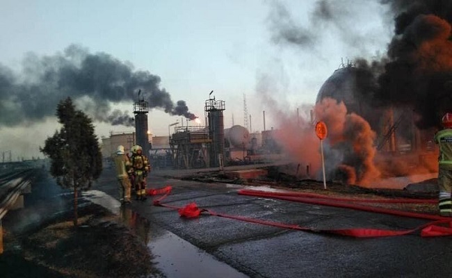 النيران تلتهم عشرات خزانات النفط الإيرانية