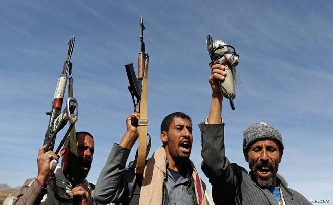 الحوثيون يقصفون قاعدة الملك خالد الجوية