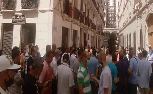 مكتتبو تساهمي الجزائر الوسطى يعتصمون أمام الولاية