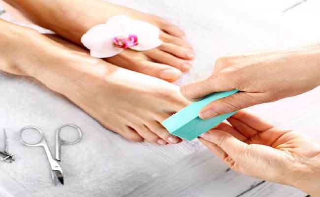 5 خطوات بسيطة لعمل باديكير القدم في المنزل!